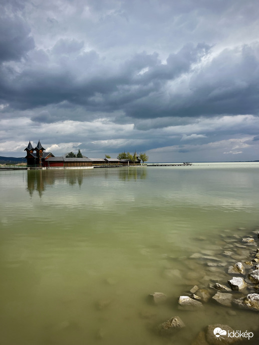 Felhős Balaton a keszthelyi Szigetfürdővel