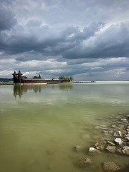 Felhős Balaton a keszthelyi Szigetfürdővel