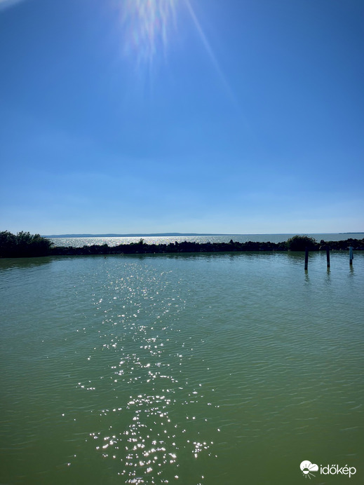 Verőfényes napsütés a Balatonnál