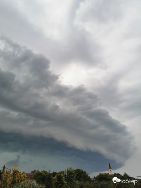 Viharfelhők Nyírmada felett