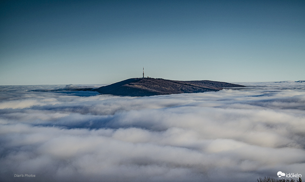 A Kékes csúcsa a felhőréteg felett