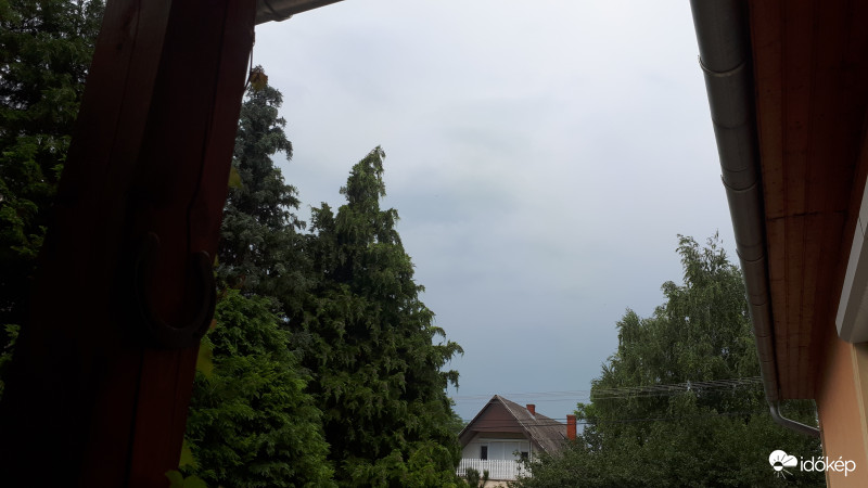 A délnyúgatra lehúzzó egyszerű zivatar ami nem jön tengelic térségébe