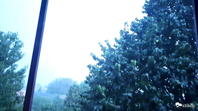 Tengelic köre zivatar képzödött.