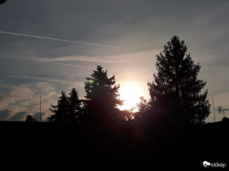 Nap a fátyolfelhők között