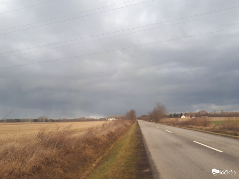 Egy Hatalmas Lecsapó Fagyott Eső Tömeg Csapot le Paksra