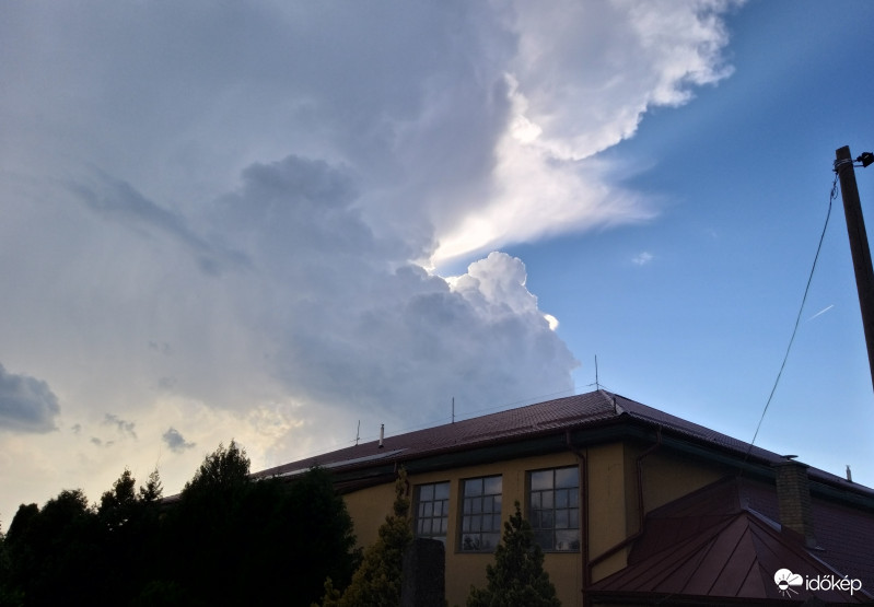 Zivatar probál készülödni