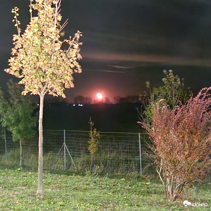 Vöröslő hold a Horizonton