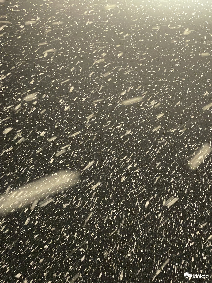 Hatalmas pelyhekben esett reggel a hó Zürichben.