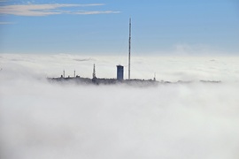 Hadihajó a háborgó tengeren