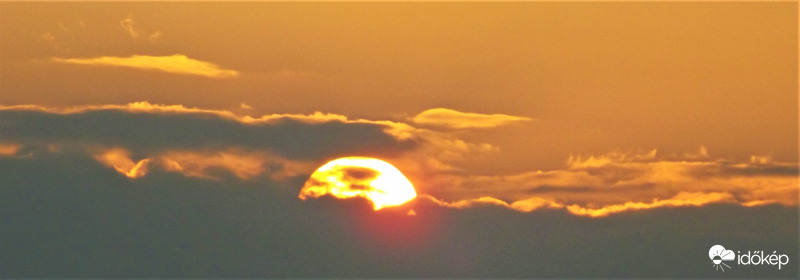 Elbújik a felhők mögé...