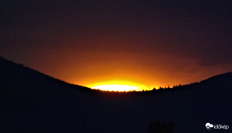 Bújik elő a felhők mögül...