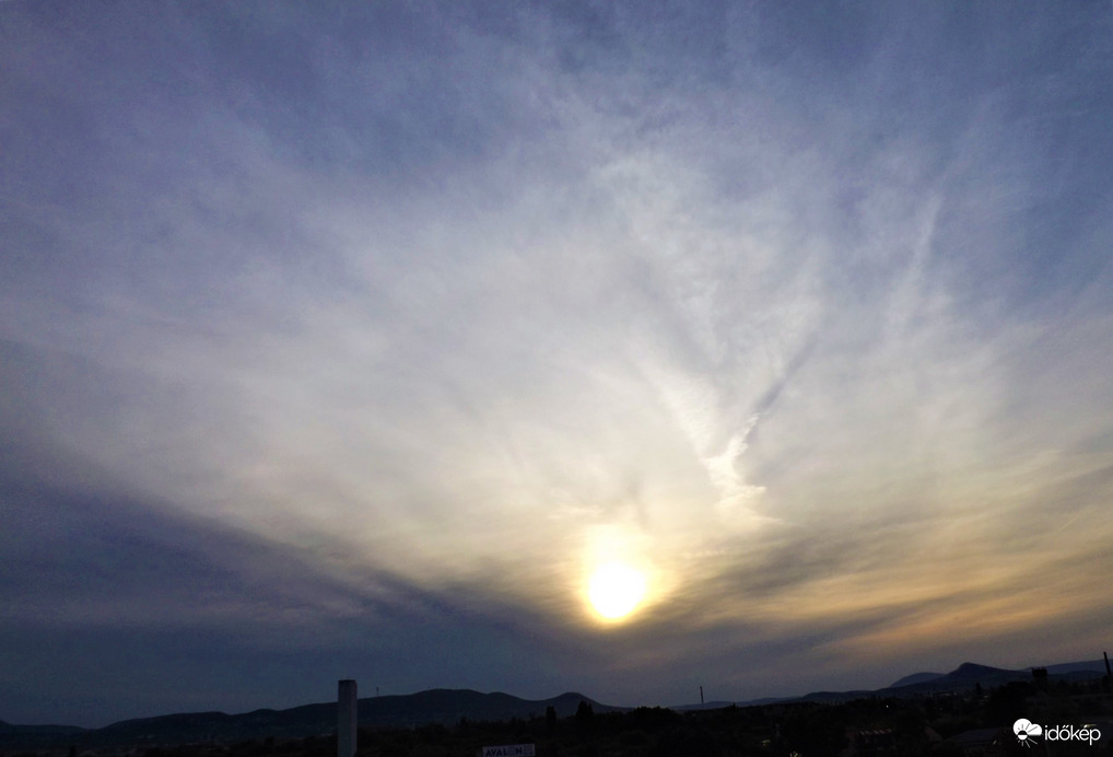 Napnyugta előtt egyhe halóval