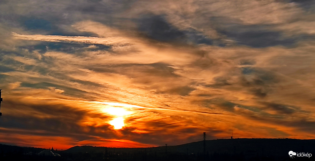 Mozgalmas égbolt naplemente előtt