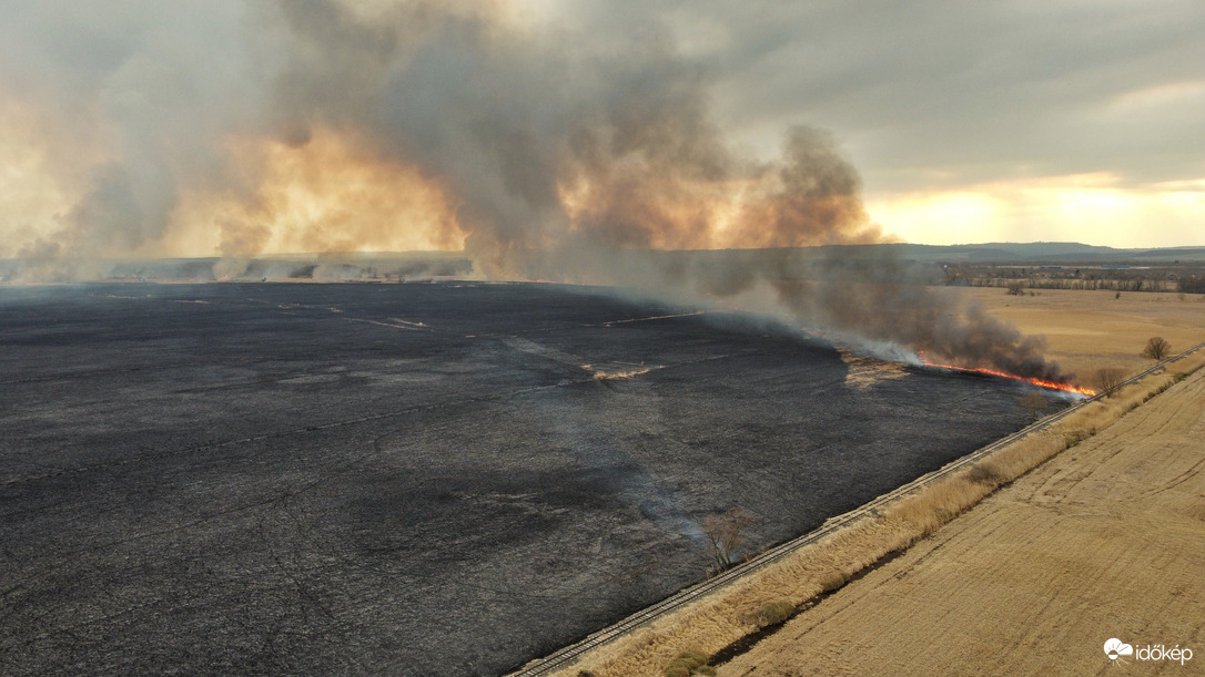 Hatalmas terület vált a lángok martelèkává Sármelléken