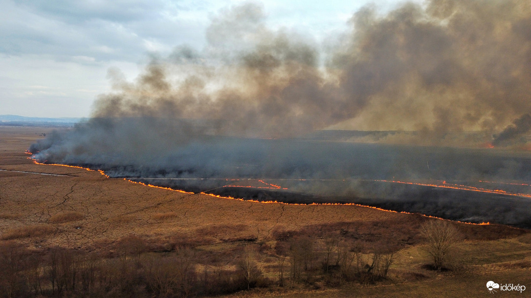 Hatalmas terület vált a lángok martelèkává Sármelléken