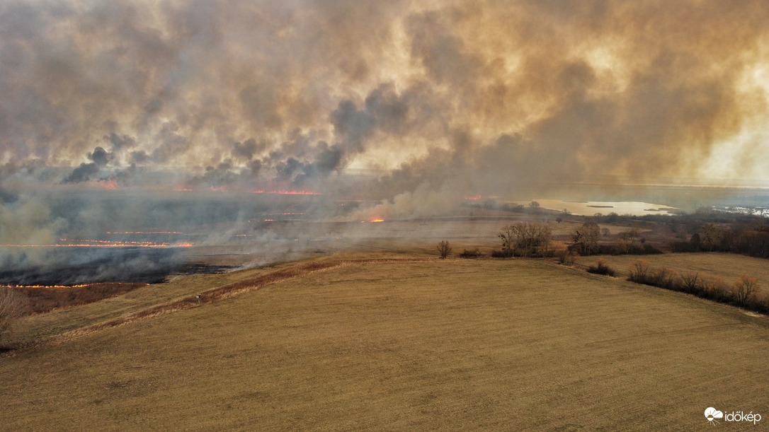 Hatalmas terület vált a lángok martelèkává Sármelléken