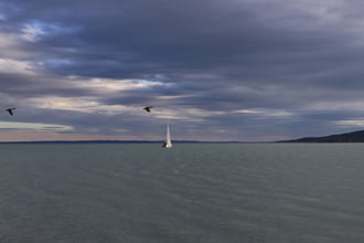 TÁVOLBAN EGY FEHÉR VITORLA