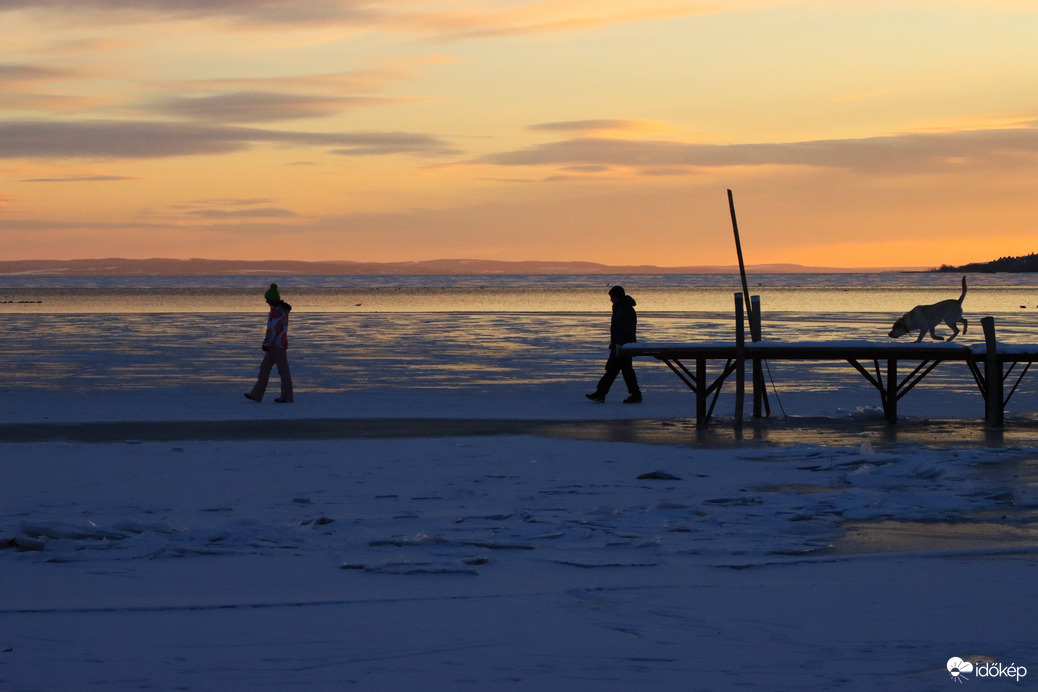 ALKONYATI FÉNYEK A  BALATON PARTON