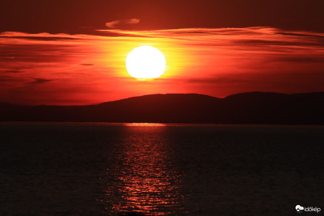 VÖRÖSBEN TÜNDÖKLŐ NAPLEMENTE