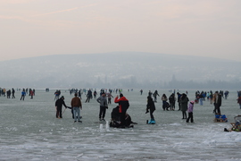 Élet a jeges Balatonon