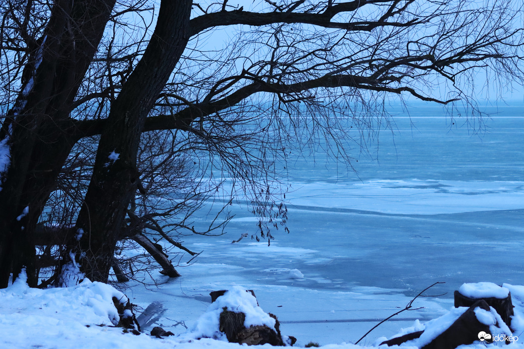 JÉGBEZÁRT PILLANAT