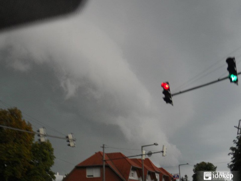 Peremfelhős zivatar érkezése