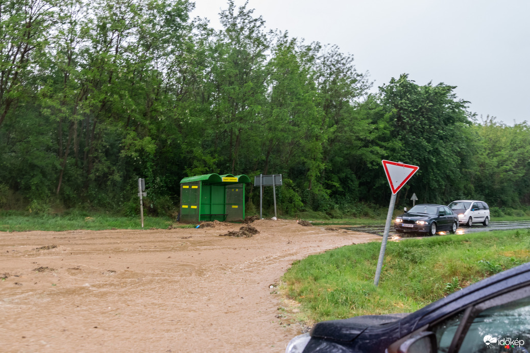 A felhőszakadást követően megtelt a vízelvezető árok a 68-as főút lászlóajori elágazásában Böhönye mellett