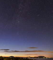 Kelő Hold a Tejúttal, Androméda-galaxissal, Triangulum-galaxissal és a Fiastyúkkal 