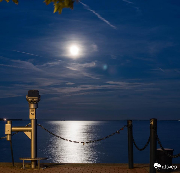 Balaton a Telihold fényében