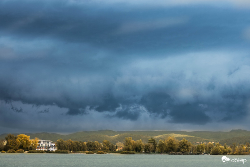 Október végi peremfelhő a Balatonon