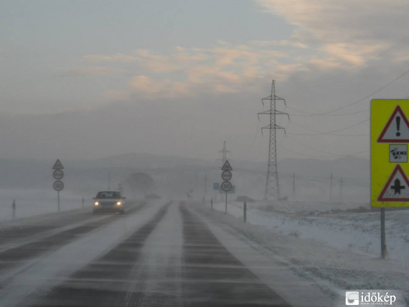 Hófúvás a 71-es főúton