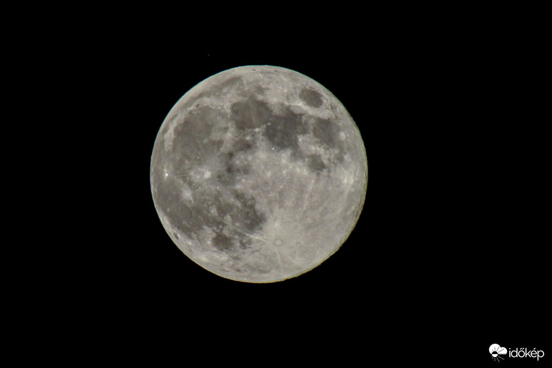 Éjszakai telihold 