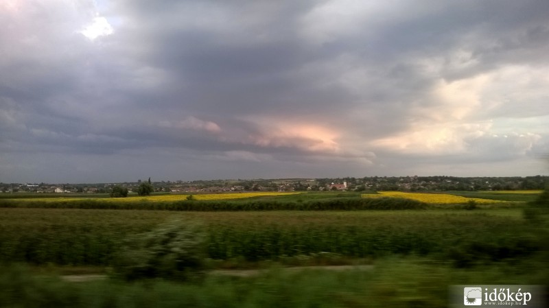 Robogó jászsági zivatarcella a robogó vonat ablakából