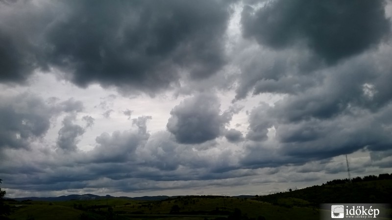 Erőteljes gomolyfelhősödés Szúcson