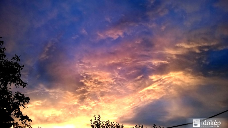 Egyre pirosabb színt vettek fel a felhők