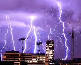 Torony, dauk, villámok