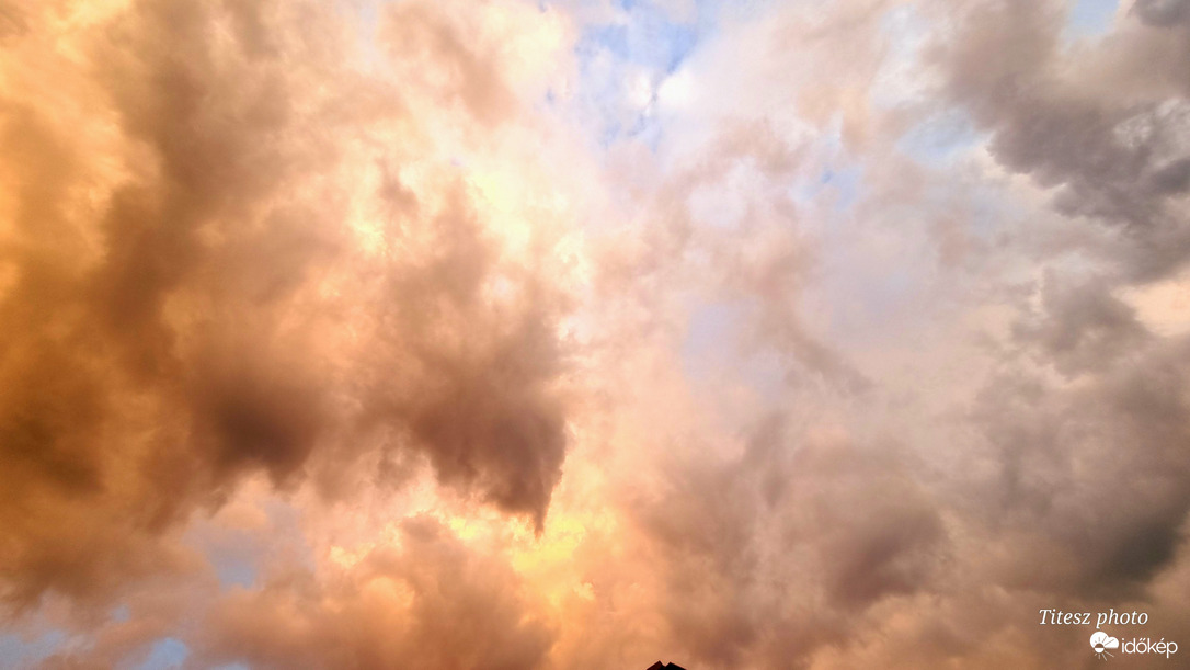felhős színes napfelkelte