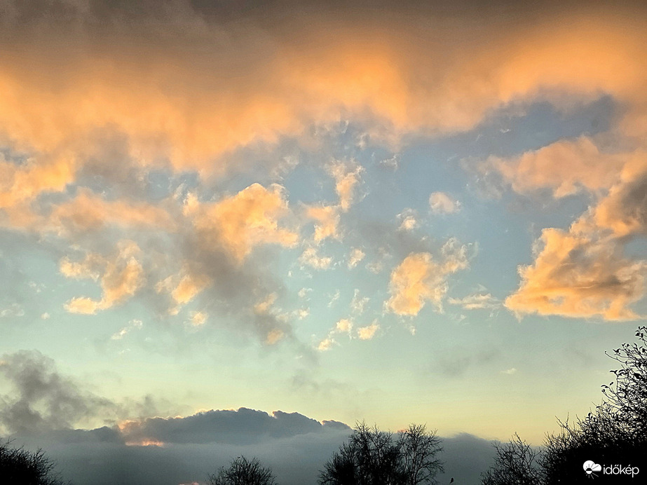 Lassan előbújik a lemenő nap