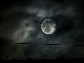 Felhős telihold