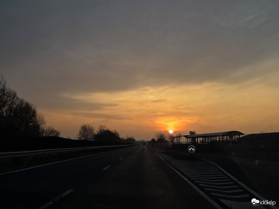 Vöröses, felkelő nap az Alföldön
