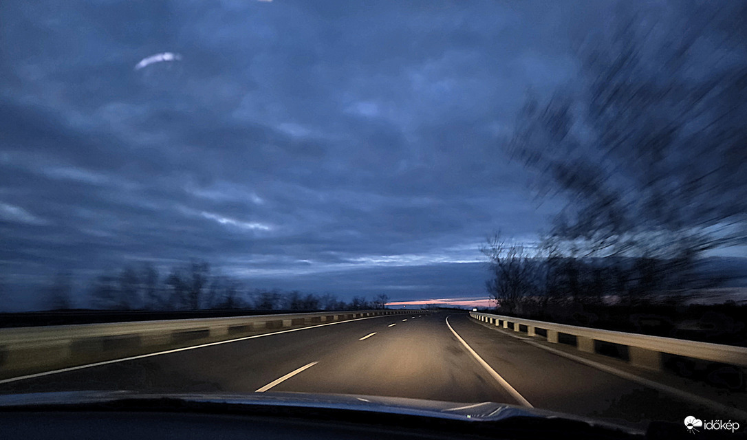 Suhanás a karácsonyi naplementébe