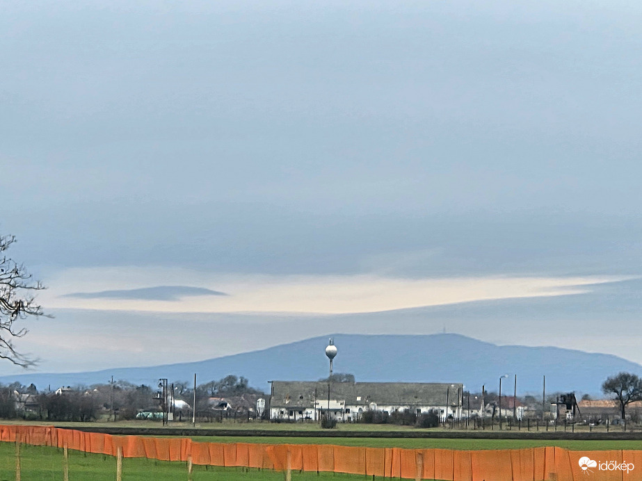 A távolban a Mátra