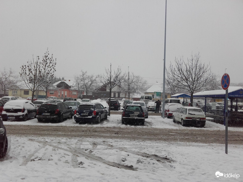 Egri nagy Tesco parkolója és a 25-ös főút szemben pedig a Lidl