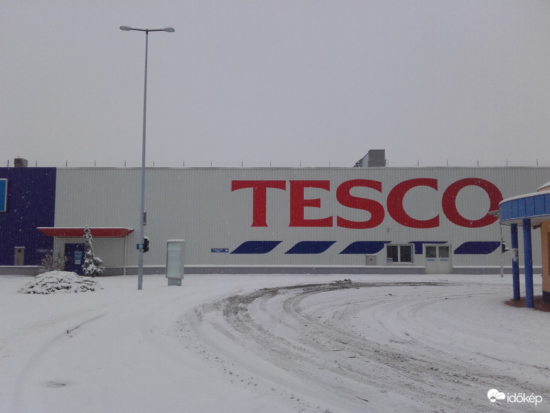 Egri nagy Tesco oldalsó része a buszvégállomással