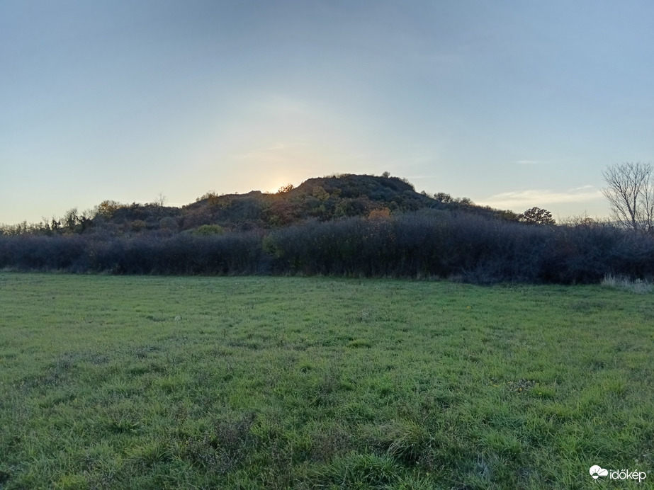 Várhegy mögé bújt naplemente