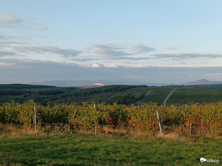 Napnyugta fényben fürdőző távoli kőbánya
