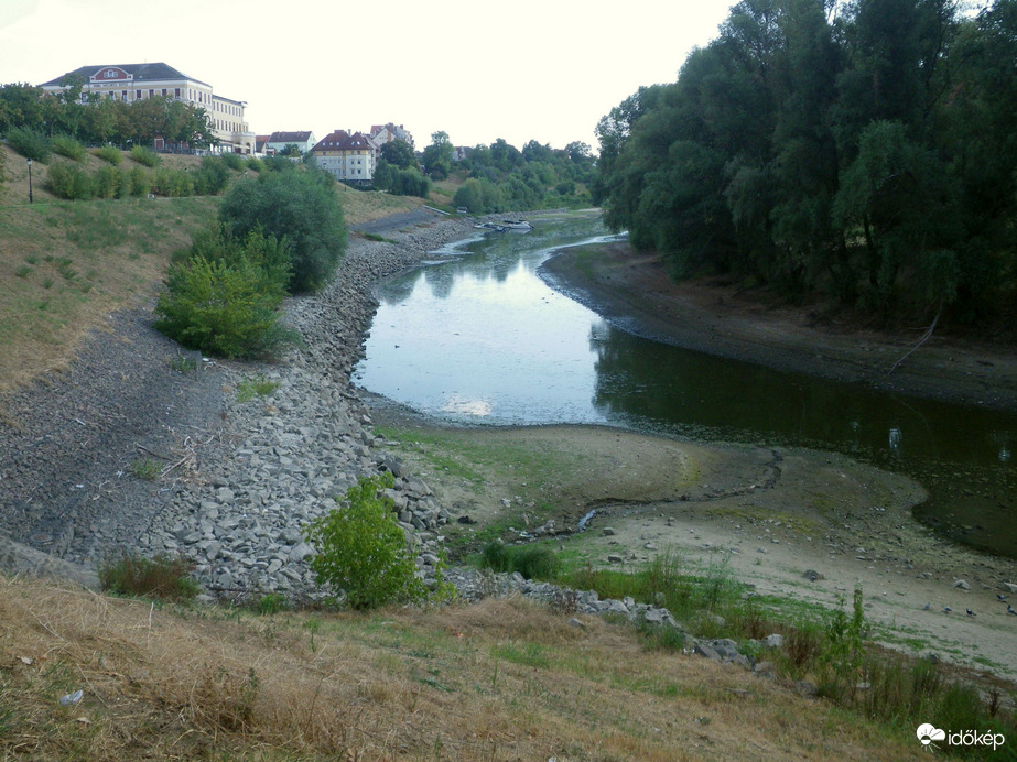 Lassan át lehet gyalogolni rajta. (Baja, Sugovica, Petőfi híd)