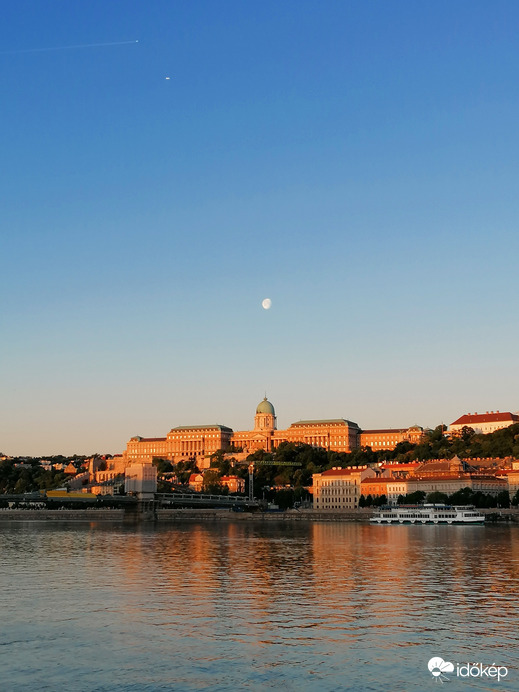 Hajnali holdfogyatkozás 