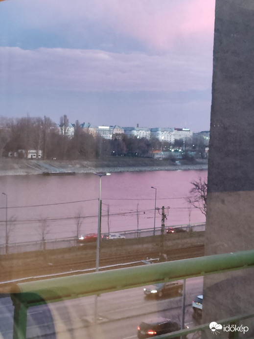 Rózsaszín a Duna is, az ég is