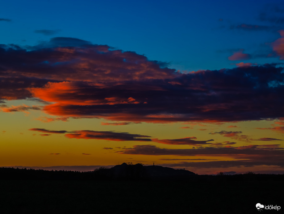 Vörösen izzó Naplemente a Ság-hegy felett